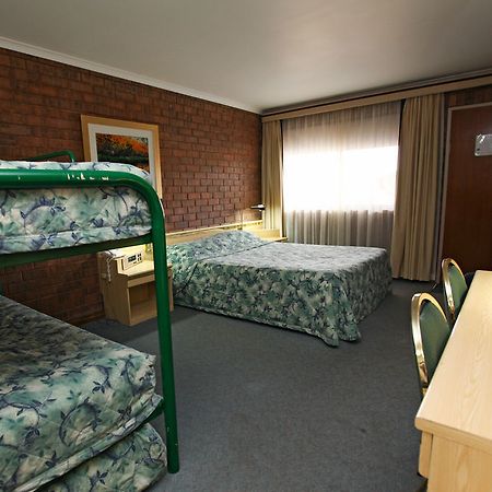 דובו Countryman Motor Inn מראה חיצוני תמונה