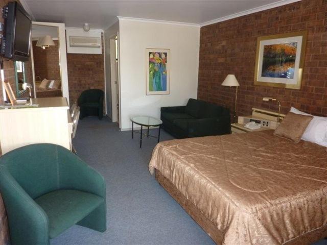 דובו Countryman Motor Inn מראה חיצוני תמונה