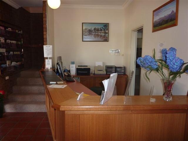 דובו Countryman Motor Inn מראה חיצוני תמונה