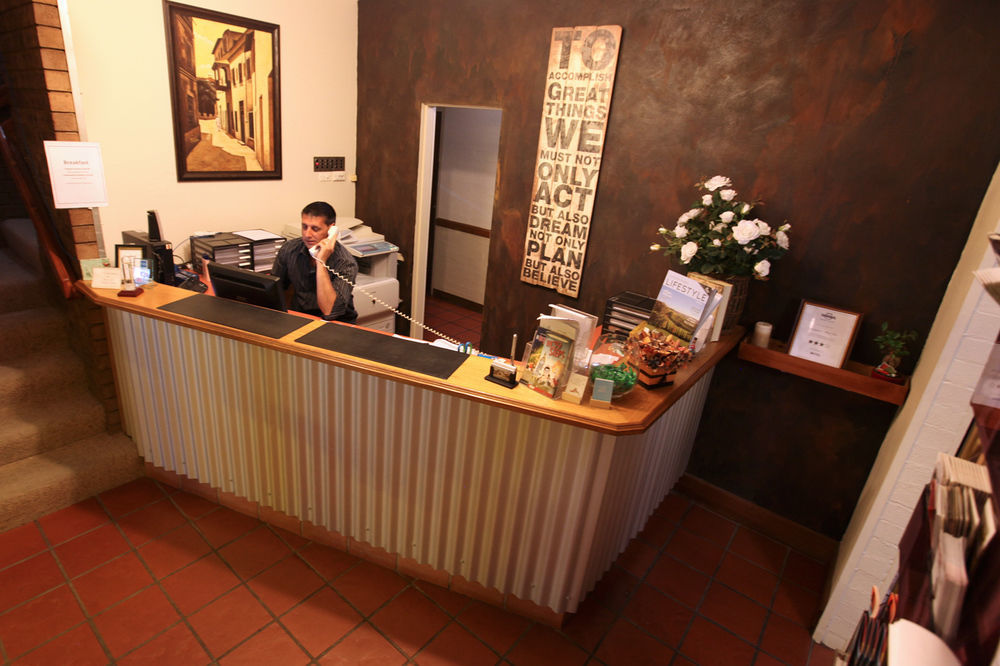 דובו Countryman Motor Inn מראה חיצוני תמונה
