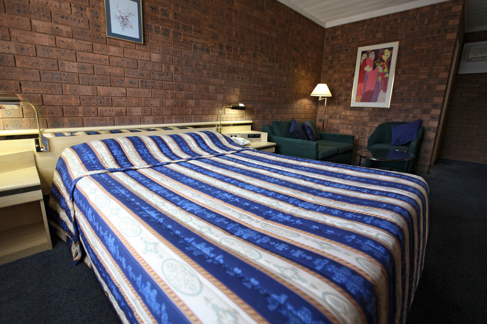 דובו Countryman Motor Inn מראה חיצוני תמונה