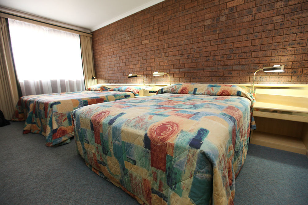 דובו Countryman Motor Inn מראה חיצוני תמונה