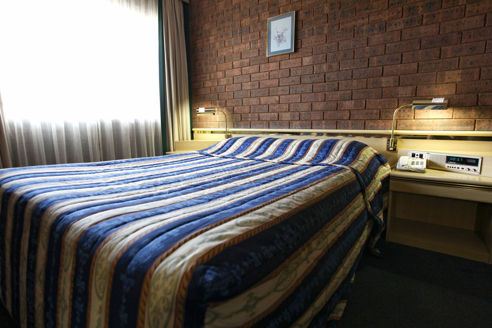 דובו Countryman Motor Inn מראה חיצוני תמונה