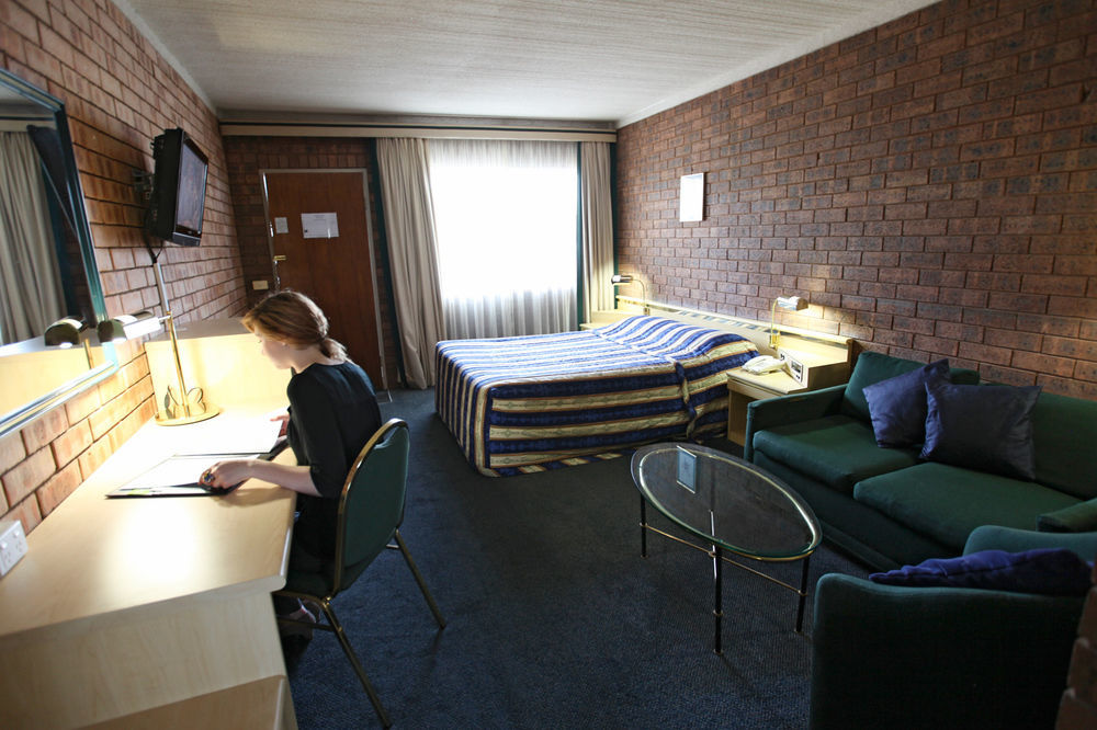 דובו Countryman Motor Inn מראה חיצוני תמונה