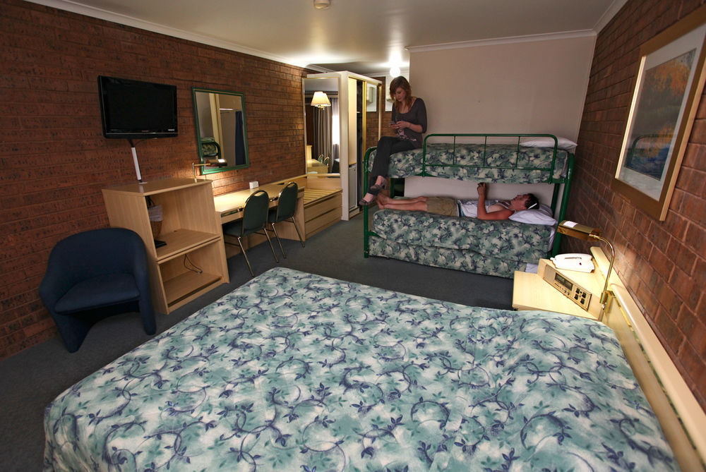 דובו Countryman Motor Inn מראה חיצוני תמונה