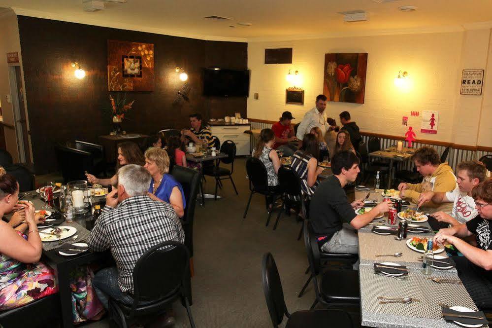 דובו Countryman Motor Inn מראה חיצוני תמונה