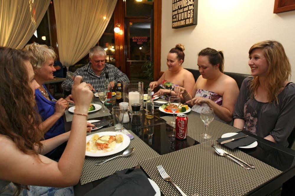 דובו Countryman Motor Inn מראה חיצוני תמונה