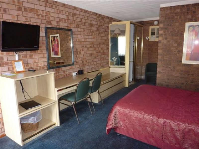 דובו Countryman Motor Inn מראה חיצוני תמונה